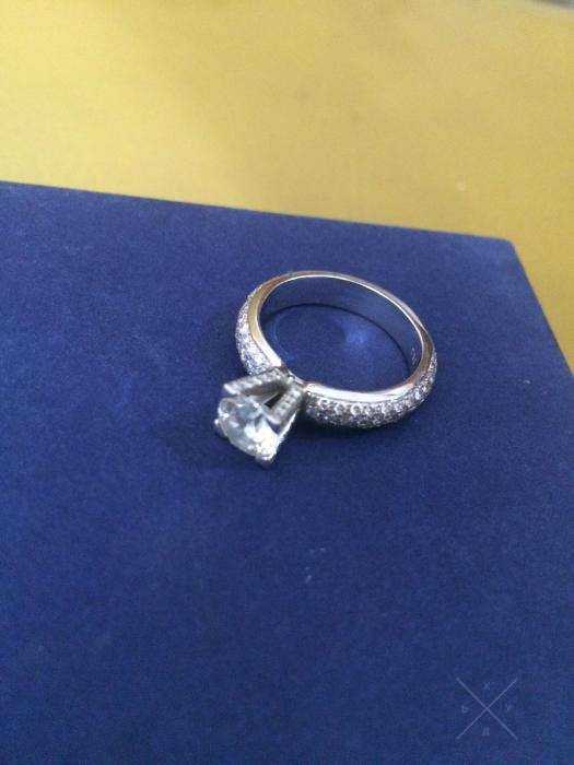 Золотое кольцо с бриллиантами с общим весом 2.05 ct.