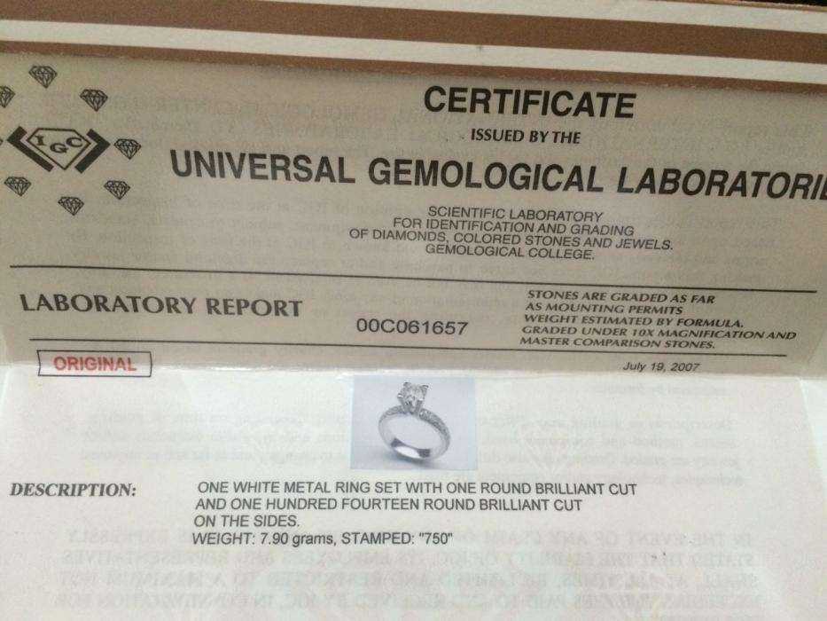 Золотое кольцо с бриллиантами с общим весом 2.05 ct.
