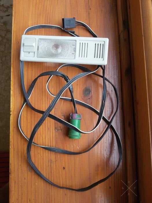 Проводка к плафону освещения салона ауди 80/90.