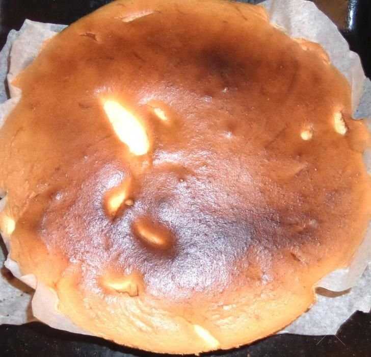 Пирог бисквитный с яблоками или ягодами мороженными 1 пирог