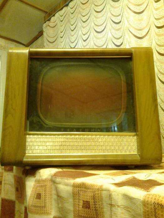 Телевизор "Рекорд 12".