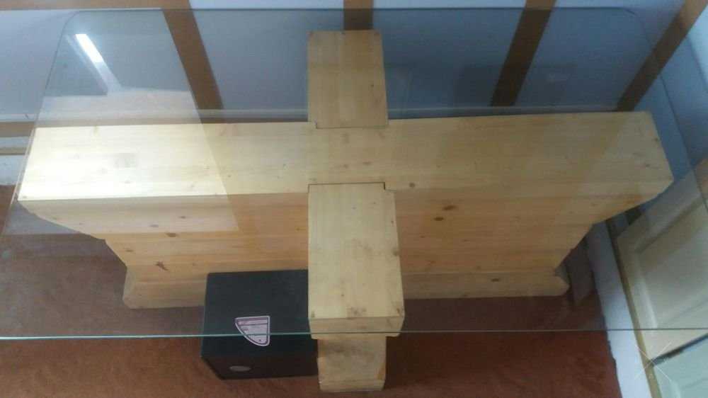 Деревянный стол со стеклом