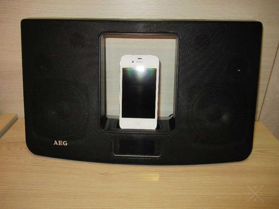 iPhone 4 white 8GB Neverlock с докстанцией AEG
