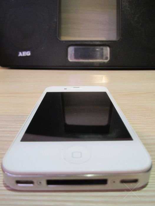 iPhone 4 white 8GB Neverlock с докстанцией AEG