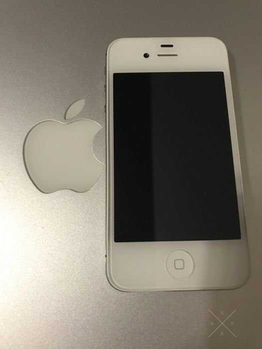 Продам Iphone 4S 16Gb белый