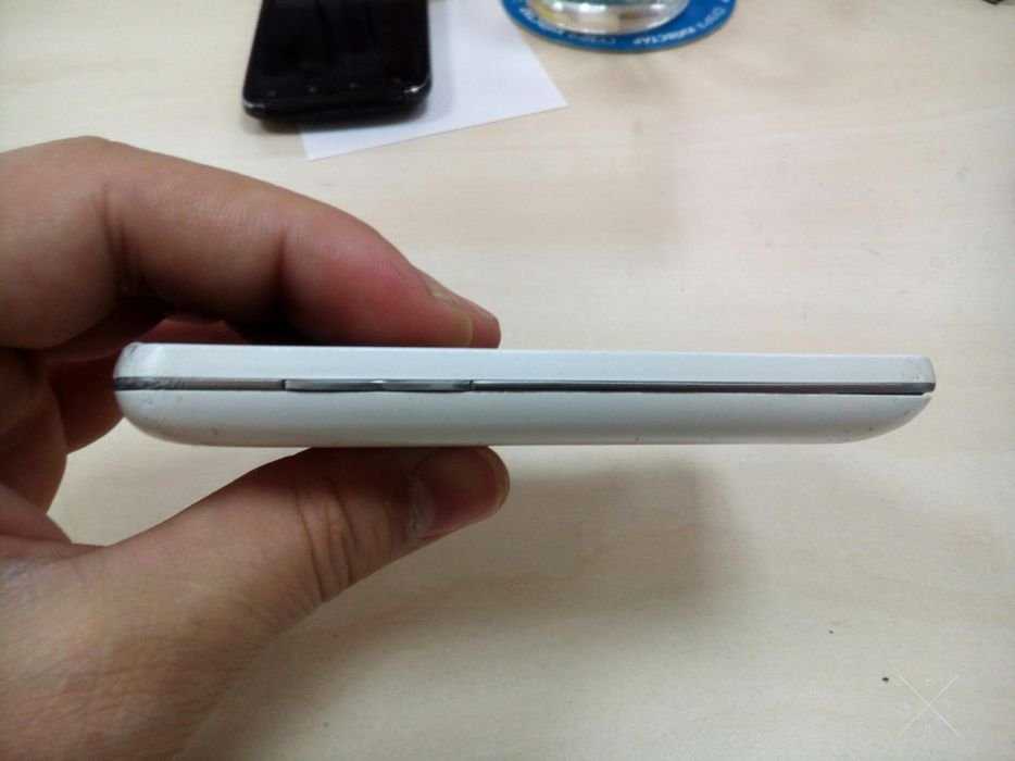 Телефон LG E510