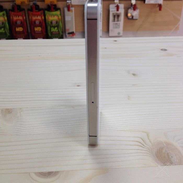 Продам оригинальный Iphone 4s память 8 Gb