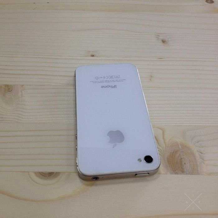 Продам оригинальный Iphone 4s память 8 Gb