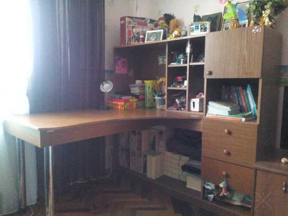 продам письменный - компьютерный стол с множеством полок