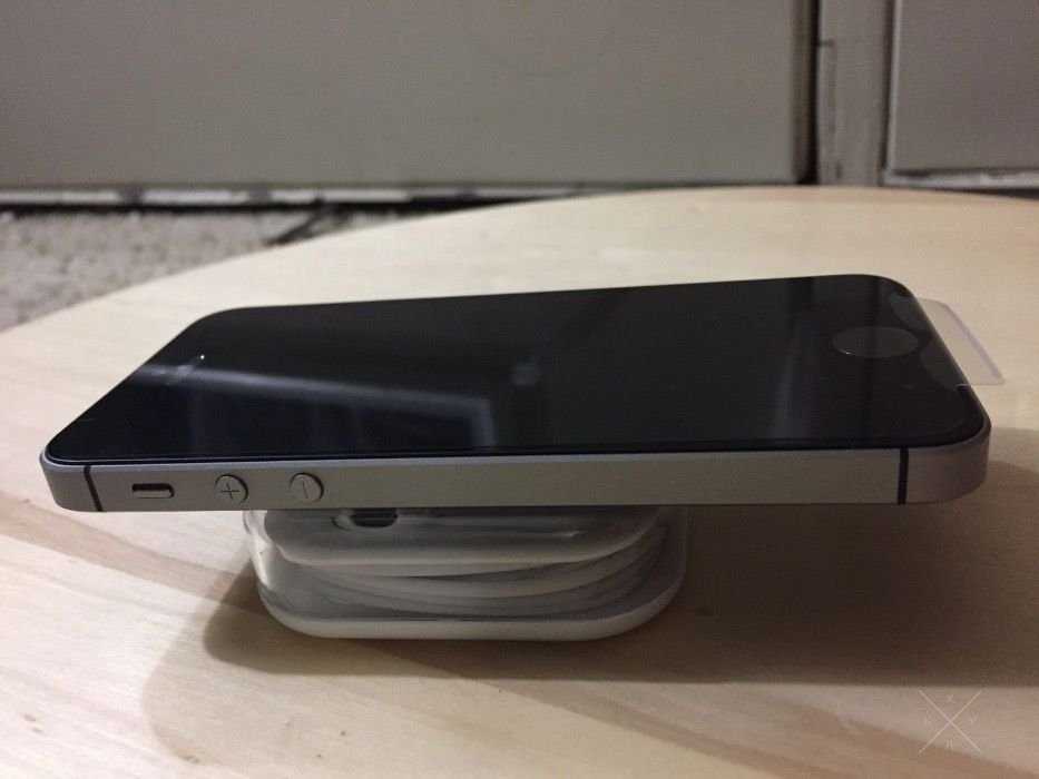 Продаем iPhone SE 64gb Space Gray Neverlock состояние новых телефонов