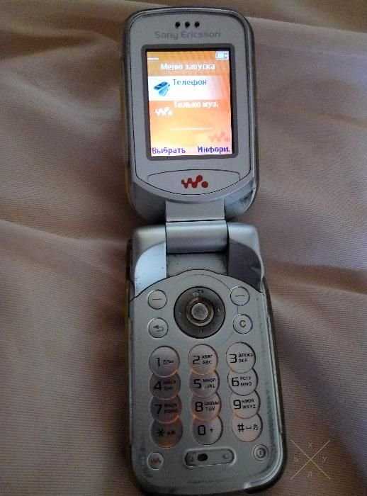 Телефон Sony Ericsson W300i