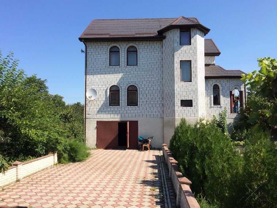 сдам дом 250 м с видом на озеро Киев(Бортничи),пляж,гараж,сад,метро15м