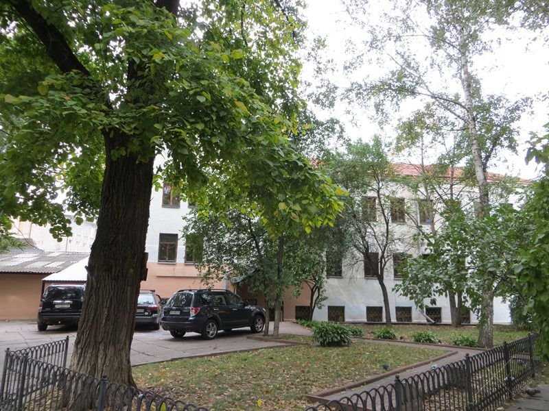 Продажа офиса с ремонтом отдельно стоящее здание с двором
