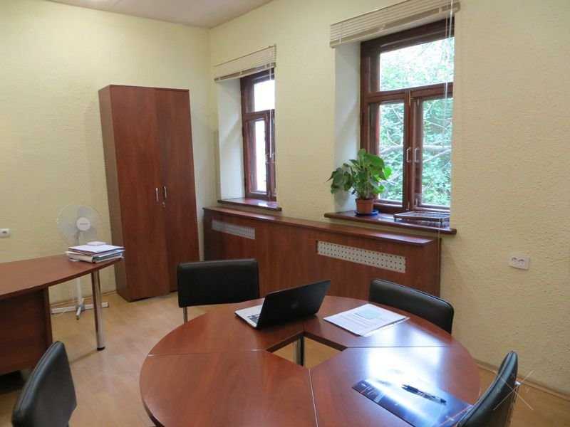 Продажа офиса с ремонтом отдельно стоящее здание с двором
