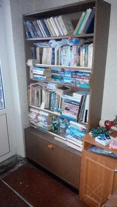 Продам книжный шкаф с тумбой