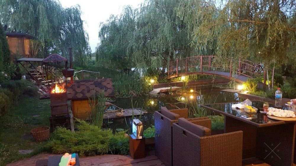 Дом посуточно с бассейном, купелью на берегу реки, возле леса .