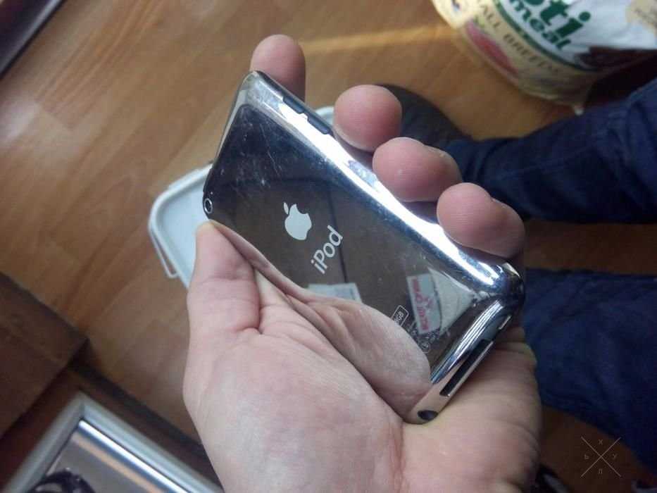 Продам рабочий Apple iPod touch 4Gen 8GB треснутый экран