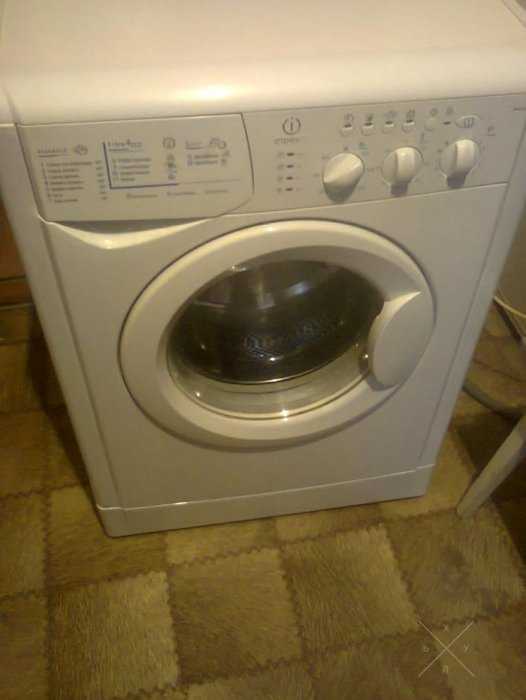 Продам стиральную машину Indesit wisl 83