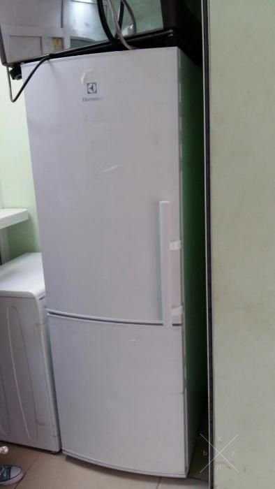 Современный холодильник ELECTROLUX EN 3241 AOW