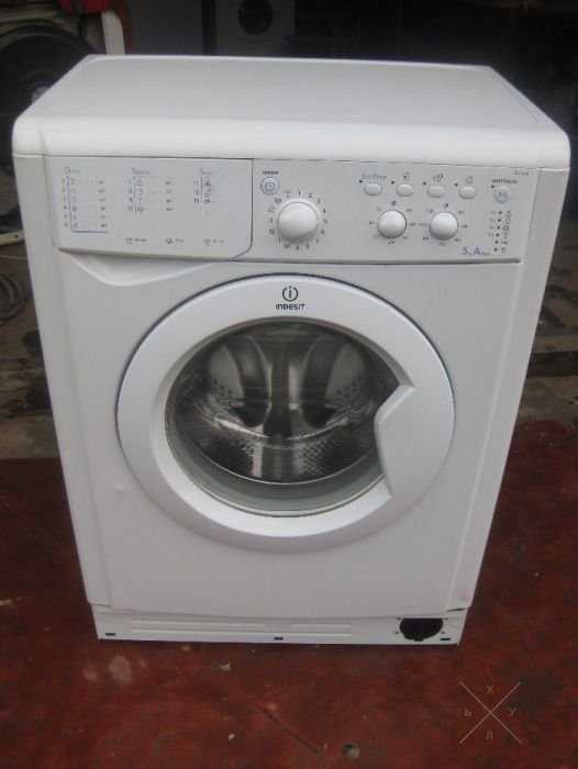Стиральная машина Indesit IWSC 5105 в хорошем состоянии.