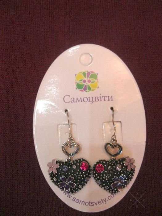 оригинальные серьги - сердечки с эмалью и цветными стразами (бижутерия