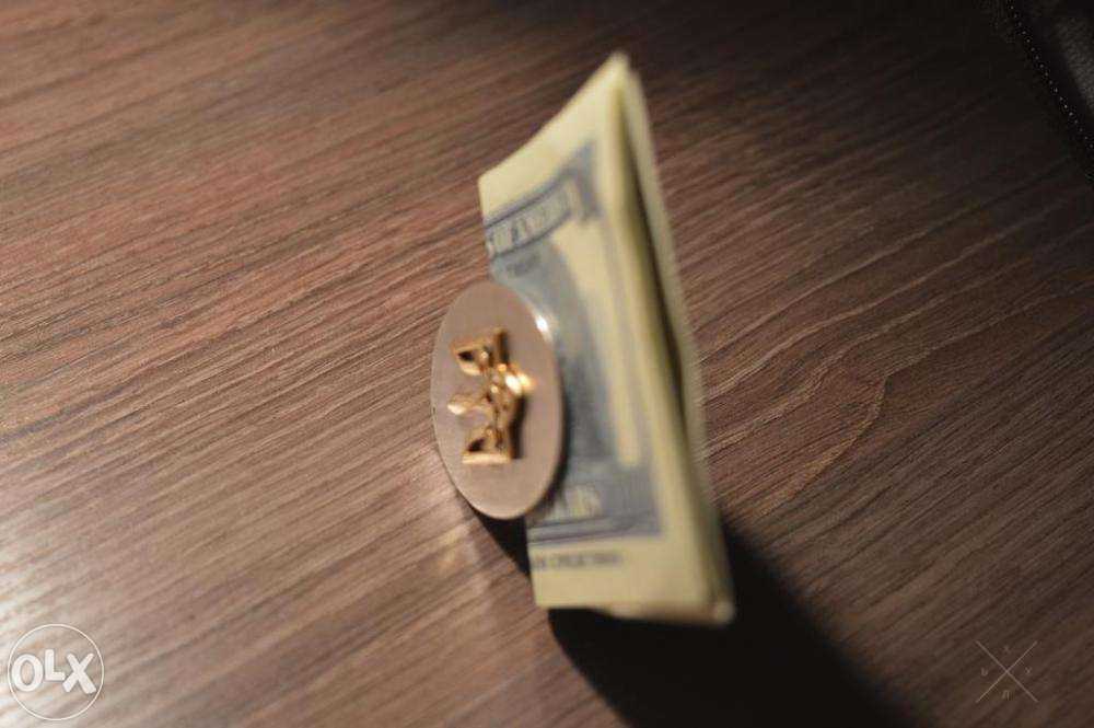 Продам серебряный зажим для денег